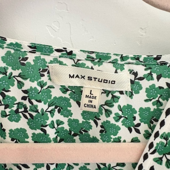 Green Floral Women's Top Max Studio Large NWOT - Picture 2 of 8